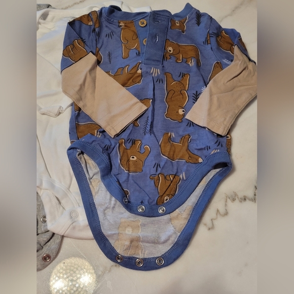 EUC Carters Infant Long Sleeve Bodysuit Set Stripes and Bear Print 3 To 6 Months - Picture 2 of 8